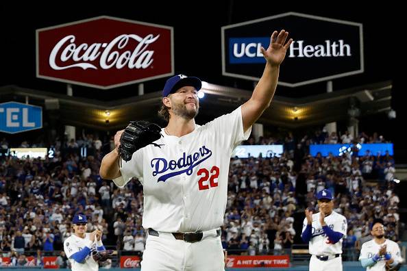 LA 다저스 클레이튼 커쇼가 20일 샌프란시스코전에 선발 등판한 뒤 마운드를 내려가며 관중을 향해 인사하고 있다. 이날 등판은 커쇼의 생애 마지막 정규시즌 등판이다. 게티이미지