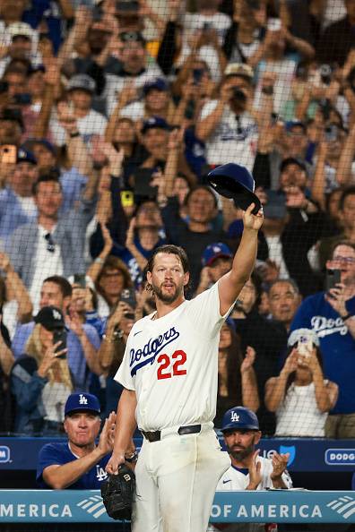 LA 다저스 클레이튼 커쇼가 20일 샌프란시스코전에 선발 등판한 뒤 마운드를 내려가며 관중을 향해 인사하고 있다. 이날 등판은 커쇼의 생애 마지막 정규시즌 등판이다. 게티이미지