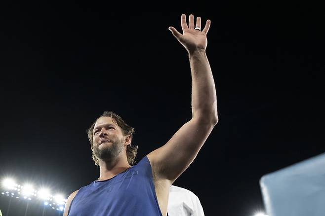 클레이튼 커쇼가 20일 미국 캘리포니아주 로스앤젤레스의 다저스타디움에서 열린 샌프란시스코 자이언츠와 2025 메이저리그(MLB) 정규리그 홈경기가 끝난 뒤 팬들에게 인사하고 있다.   로스앤젤레스 | AP연합뉴스