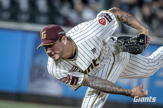 롯데 벨라스케즈가 20일 키움전에 투구하고 있다. 롯데 제공