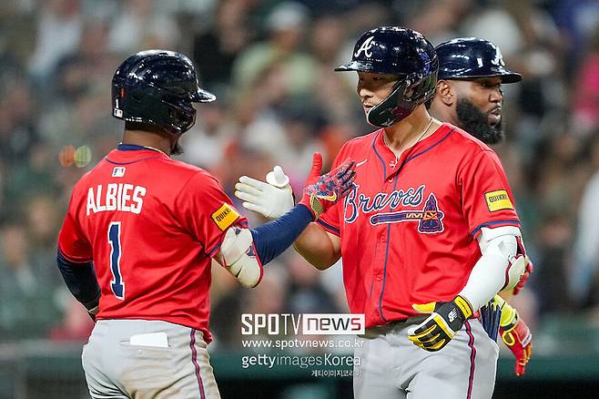 ▲ 애틀랜타 브레이브스 김하성이 시즌 4호 홈런을 폭발했다. 사진은 아지 알비스와 하이파이브를 나누는 김하성의 모습이다.&nbsp;