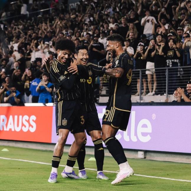 ▲ 레알 솔트레이크전을 마친 뒤 LAFC 로커룸은 그야말로 축제 분위기였다.&nbsp;스티븐 체룬돌로 감독은 손흥민에게 해트트릭 기념 경기공을 건네며 “팀 역사상 첫 해트트릭 기록이다. 대단하다”고 칭찬했다.&nbsp;손흥민도 화답했다. 기념공에 입을 맞추는 세리머니로 기쁨을 표현했다. 데니스 부앙가를 비롯한 동료들이 함께 웃으며 축하했다. ⓒ LAFC SNS