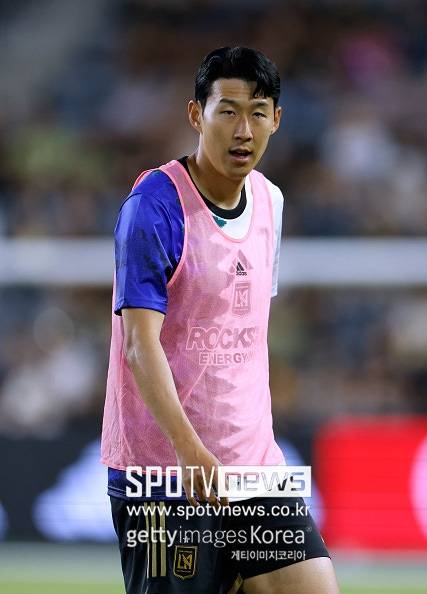 ▲ 손흥민의 이번 활약은 MLS 적응 과정을 그대로 보여준다. 직전 산호세 어스퀘이크스전에서는 경기 시작 52초 만에 선제골을 뽑아 리그 2경기 연속 득점을 올렸고 9월 A매치까지 포함하면 공식전 4경기 연속 골을 이어 가고 있다. 빠른 적응력과 절정의 폼으로 LAFC 공격 중심으로 자리잡은 그는 이제 ‘골 폭격기’로서 MLS에서도 존재감을 확실히 각인시켜가고 있다.