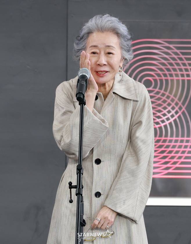 (부산=뉴스1) 권현진 기자 = 배우 윤여정이 19일 오후 부산광역시 해운대구 영화의 전당에서 열린 '제30회 부산국제영화제(BIFF)' '결혼피로연' 야외무대인사에 참석해 인사를 전하고 있다. 2025.9.19/뉴스1  Copyright (C) 뉴스1. All rights reserved. 무단 전재 및 재배포,  AI학습 이용 금지. /사진=(부산=뉴스1) 권현진 기자