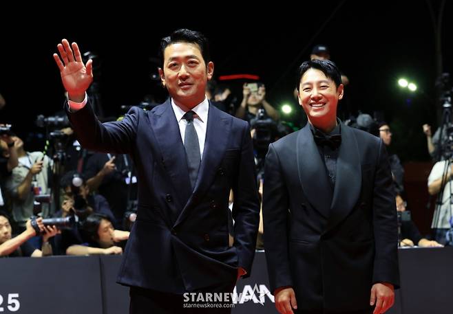 (부산=뉴스1) 권현진 기자 = 배우 하정우와 김동욱(오른쪽)이 17일 오후 부산 해운대구 영화의전당에서 열린 ‘제30회 부산국제영화제’(BIFF) 개막식에 참석해 레드카펫을 밟고 있다. 2025.9.17/뉴스1  Copyright (C) 뉴스1. All rights reserved. 무단 전재 및 재배포,  AI학습 이용 금지. /사진=(부산=뉴스1) 권현진 기자