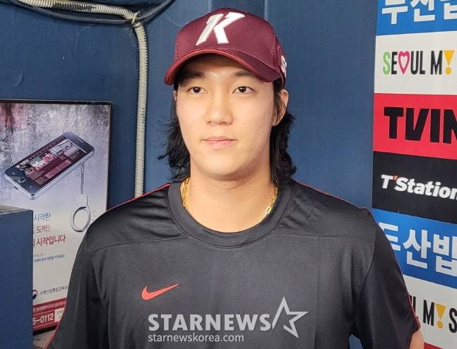키움 안우진이 18일 1군에 합류해 취재진과 인터뷰를 하고 있다. /사진=안호근 기자