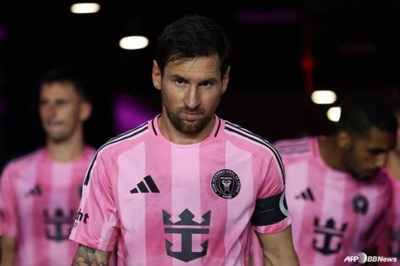 리오넬 메시가 17일(한국시간) 미국 플로리다주의 체이스 스타디움에서 열린 2025 미국 메이저리그 사커(MLS) 경기 전 그라운드를 바라보고 있다. /AFPBBNews=뉴스1