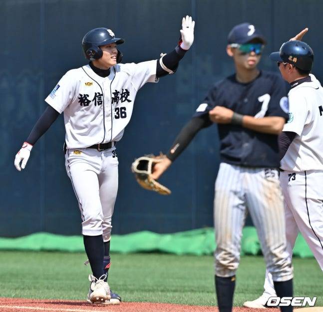 신재인(맨 왼쪽).