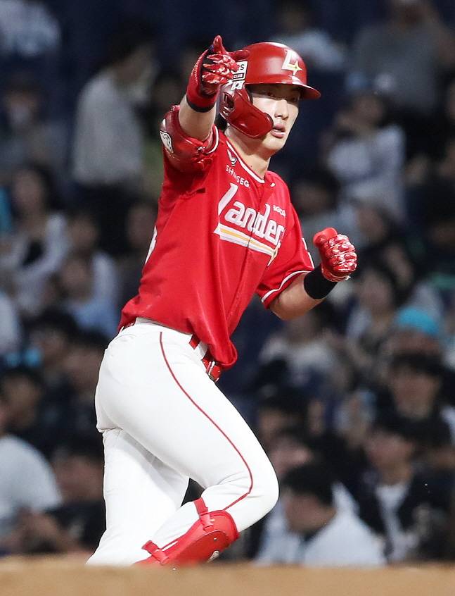 SSG 최지훈이 안타를 날리고 세리머니를 하고 있다. /사진=SSG 랜더스 제공