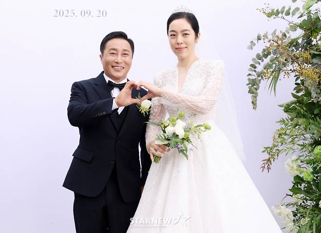개그맨 김병만과 신부 현은재씨가 20일 서울 서초구 한강세빛섬 플로팅아일랜드에서 열릴 결혼식에 앞서 포즈를 취하고 있다. /2025.09.20 /사진=김휘선 hwijpg@