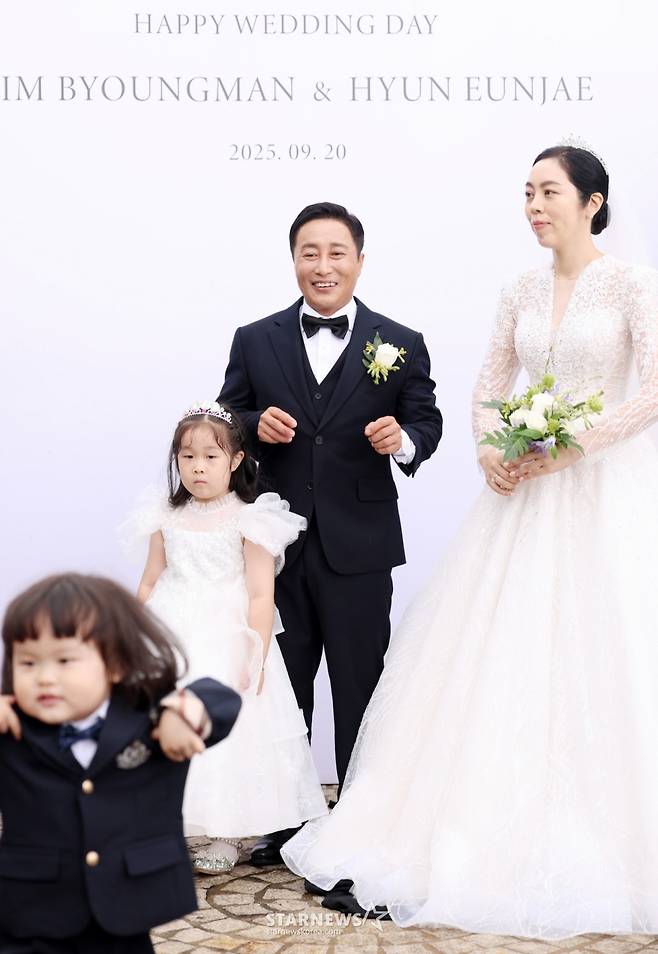 개그맨 김병만과 신부 현은재씨 가족이 20일 서울 서초구 한강세빛섬 플로팅아일랜드에서 열릴 결혼식에 앞서 포즈를 취하고 있다. /2025.09.20 /사진=김휘선 hwijpg@