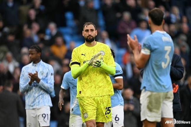 지안루이지 돈나룸마(가운데)가 맨체스터 유나이티드와 맨체스터 더비 경기 승리 후 박수치고 있다. /AFPBBNews=뉴스1