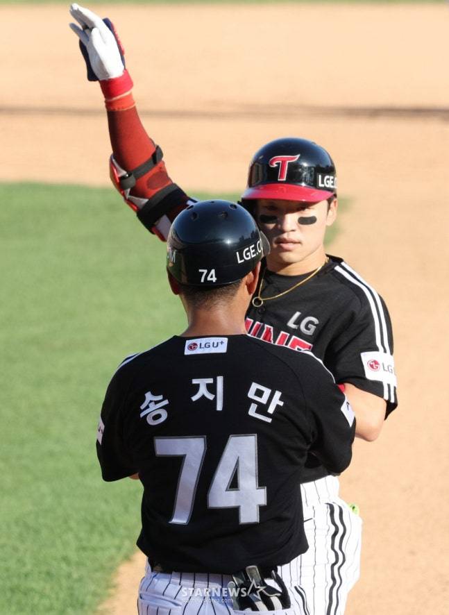 지난 18일 KT와 더블헤더 1차전에서 안타를 친 박해민이 세리머니를 하고 있는 모습. /사진=김진경 대기자