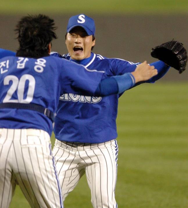 삼성 오승환(가운데)이 2005년 한국시리즈 우승 직후 당시 포수였던 진갑용 현 KIA 2군 감독과 포옹하고 있다. /사진=삼성 라이온즈 제공