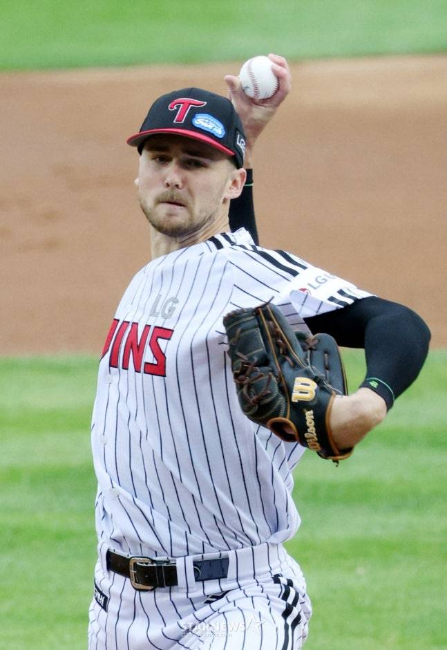 2025 신한 SOL Bank KBO리그 LG 트윈스 대 삼성 라이온즈 경기가 20일 서울 잠실야구장에서 열렸다.  LG 선발 톨허스트가 역투하고 있다. /사진=김진경 대기자