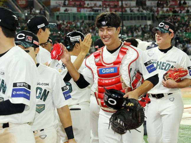 SSG 이율예(가운데)가 20일 두산전 승리 후 동료들과 하이파이브를 하고 있다. /사진=SSG 랜더스 제공