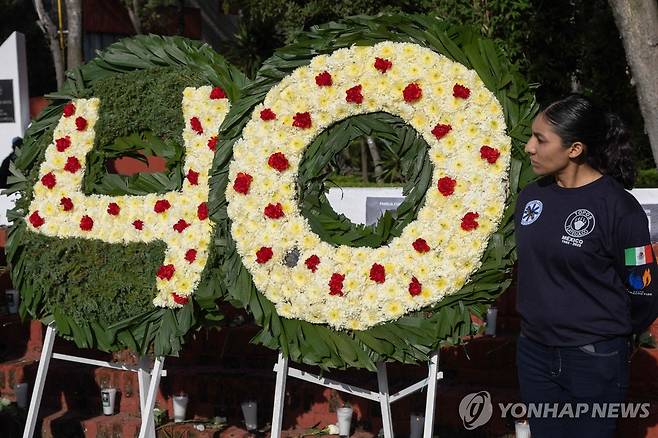 19일(현지시간) 멕시코 대지진 40주년 사망자 추모 [멕시코시티 AFP=연합뉴스. 재판매 및 DB 금지]