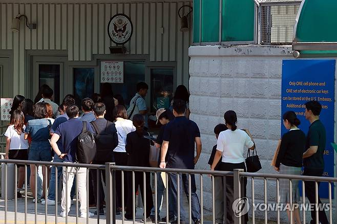 미국 비자 발급 위해 미대사관 찾은 시민들 [서울=연합뉴스 자료사진 재판매 및 DB금지] 15일 서울 종로구 주한미국대사관에서 미국 비자를 발급받으려는 시민들이 줄을 서고 있다.
    전날 외교부는 박윤주 외교부 1차관이 크리스토퍼 랜도 미 국무부 부장관을 만나 미 조지아주 한국인 근로자 구금 사태 해결, 비자 제도 개선 협력 등에 관해 협의했다고 밝혔다. 2025.9.15 nowwego@yna.co.kr