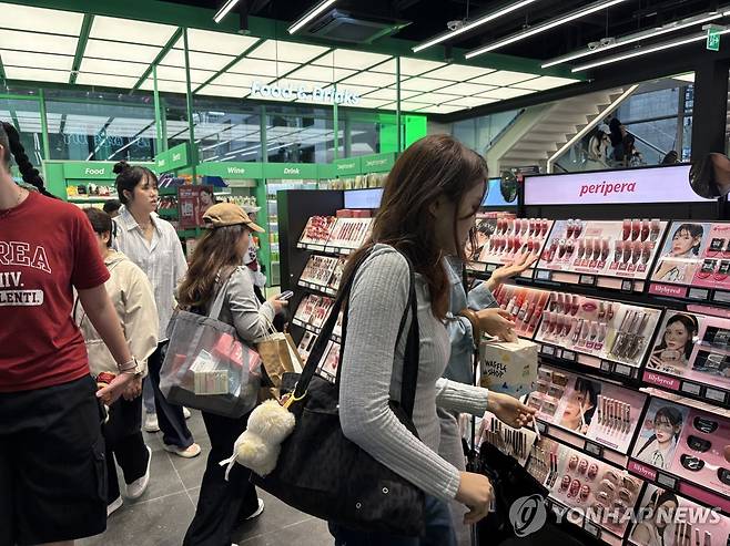 홍대 앞 올리브영을 찾은 중국인 관광객들 (서울=연합뉴스) 최혜정 인턴기자 = 지난 19일 홍대 앞 올리브영을 찾은 중국인 관광객들. 2025.9.20