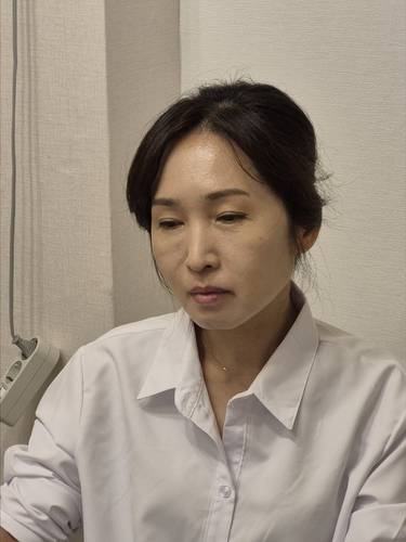 연합뉴스와 인터뷰 중인 배진시 몽테뉴해외입양연대 대표 [윤근영 기자 촬영]