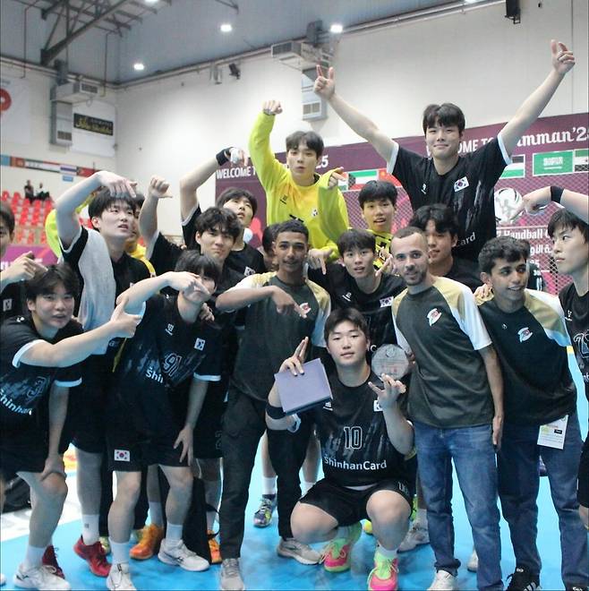 바레인을 꺾고 기뻐하는 한국 선수단.  [아시아 핸드볼연맹 소셜 미디어 사진. 재판매 및 DB 금지]