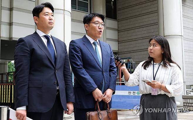 취재진 질문에 답하는 김상민 전 검사 (서울=연합뉴스) 이진욱 기자 = 김건희 여사에게 고가의 그림을 건네고 공천을 청탁했다는 의혹을 받는 김상민 전 부장검사가 17일 서울 서초구 서울중앙지법에서 열린 구속 전 피의자 심문(영장실질심사)에 출석하면서 취재진 질문에 답하고 있다. 2025.9.17 [공동취재] cityboy@yna.co.kr