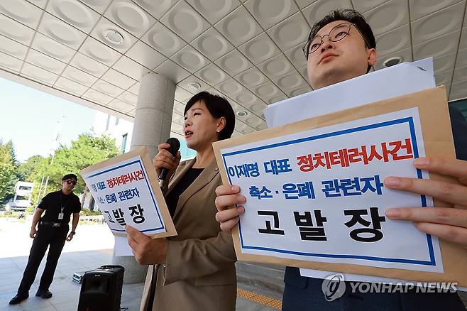 '이재명 정치테러 사건' 축소·은폐 관련자 고발하는 민주당 정치테러대책위 (서울=연합뉴스) 신현우 기자 = 더불어민주당 정치테러대책위원회 위원장인 전현희 의원(왼쪽)이 5일 서울 서초구 서울고검에 마련된 조은석 내란특별검사팀에 이재명 대통령이 당대표였던 시절 발생한 피습 사건 축소·은폐 의혹 관련자를 고발하기에 앞서 기자회견하고 있다. 오른쪽은 정치테러대책위 소속 김동아 의원. 2025.9.5 nowwego@yna.co.kr