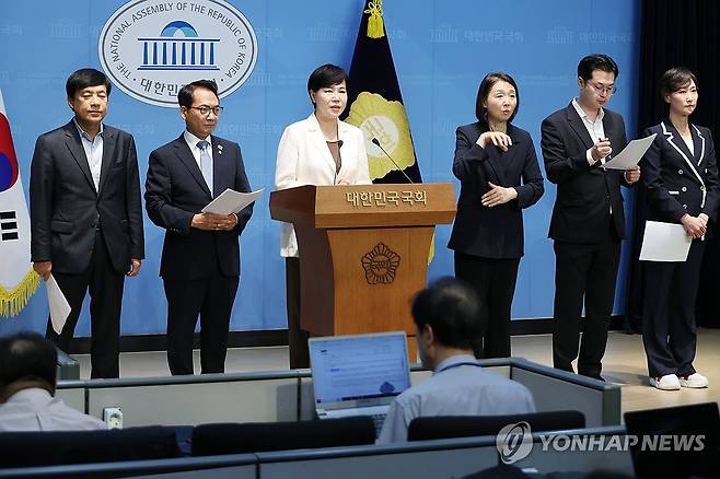 이재명 테러 사건 수사 촉구 (서울=연합뉴스) 김주성 기자 = 더불어민주당 정치테러대책위원회의 전현희 위원장이 13일 서울 여의도 국회 소통관에서 이재명 대통령의 당대표 시절 발생했던 테러사건에 대한 축소·왜곡 시도를 규탄하고 수사를 촉구하고 있다. 
    왼쪽부터 이성윤·박선원·전현희·김동아 의원. 이지은 마포갑 지역위원장. 2025.8.13 utzza@yna.co.kr