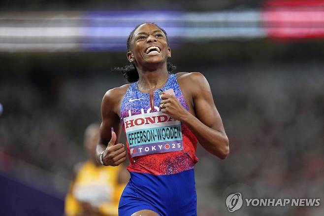 제퍼슨, 2025 도쿄 세계육상선수권 '스프린트 더블' (도쿄 AP=연합뉴스) 제퍼슨이 19일 일본 도쿄 국립경기장에서 열린 2025 세계육상선수권 여자 200ｍ에서 우승한 뒤, 기록을 확인하며 환하게 웃고 있다.