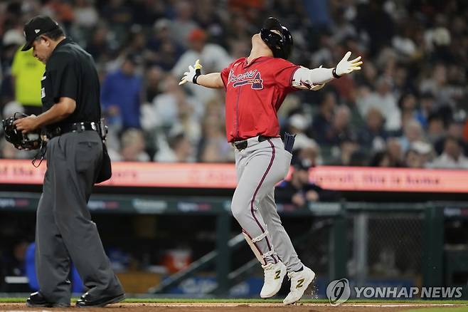 김하성의 홈런 세리머니 (디트로이트 AP=연합뉴스) 애틀랜타 김하성이 20일(한국시간) 미국 미시간주 디트로이트 코메리카파크에서 열린 메이저리그 디트로이트와 방문 경기, 8회 투런 홈런을 친 뒤 세리머니를 하고 있다.