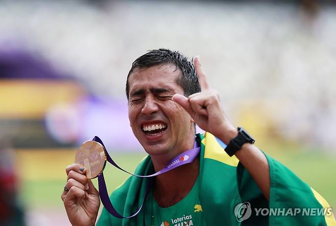 본핌 "내가 1위" (도쿄 EPA=연합뉴스) 본핌이 20일 일본 도쿄에서 열린 2025 세계육상선수권 남자 경보 20㎞에서 우승한 뒤, 세리머니를 하고 있다.