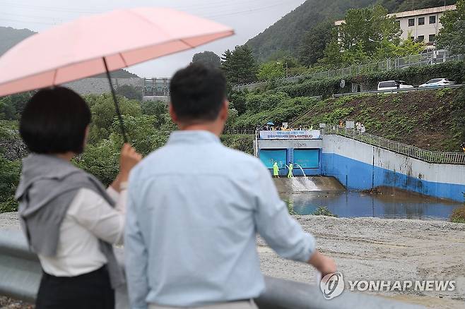 도암댐 비상 방류 지켜보는 시민들 (강릉=연합뉴스) 류호준 기자 = 20일 강원 강릉시 성산면 남대천 상류에서 시민들이 도암댐 비상 방류를 지켜보고 있다.
    도암댐 방류는 2001년 수질 문제 등으로 중단된 이후 24년 만이다. 2025.9.20 ryu@yna.co.kr