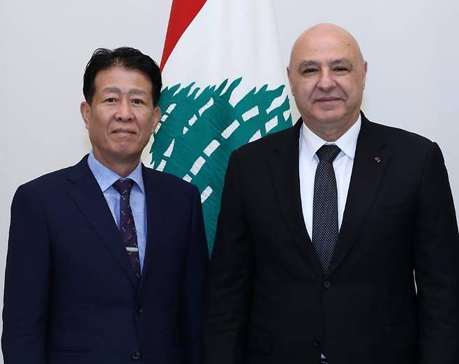 전상호(왼쪽) GLS 이사와 조셉 아운 레바논 대통령 [글로벌 생명나눔 제공]