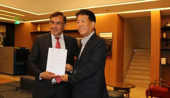 시리아 보건부로부터 감사서한 받는 전상호(오른쪽) 이사 [글로벌 생명나눔 제공]