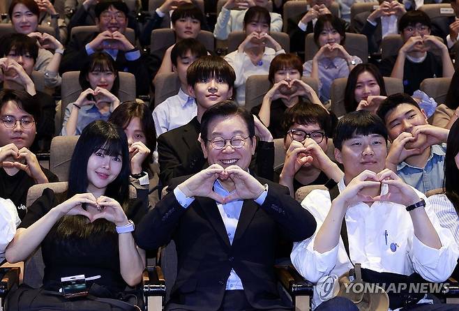 2030 청년들과 함께 기념촬영하는 이재명 대통령 (서울=연합뉴스) 김도훈 기자 = 이재명 대통령이 19일 서울 마포구 구름아래 소극장에서 열린 2030 청년 소통·공감 토크콘서트에서 참석자들과 기념촬영을 하고 있다. 2025.09.19 [대통령실통신사진기자단] superdoo82@yna.co.kr