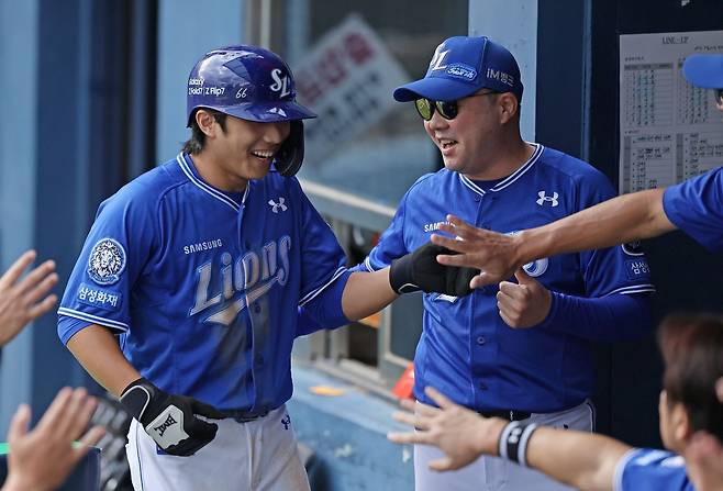 이재현과 박진만 감독 (서울=연합뉴스) 삼성 톱 타자 이재현(왼쪽)이 20일 서울 잠실구장에서 열린 프로야구 LG와 방문 경기, 득점하고서 더그아웃에 들어오며 박진만 감독의 환영을 받고 있다. [삼성 라이온즈 제공. 재판매 및 DB금지]