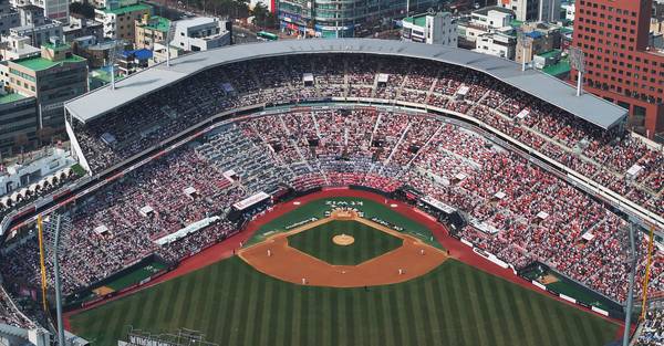 지난 3월 23일 수원케이티위즈파크에서 열린 2025 KBO리그 프로야구 한화 이글스와 kt wiz의 경기를 찾은 관중들이 경기를 관람하고 있다. 2025.3.23 /연합뉴스