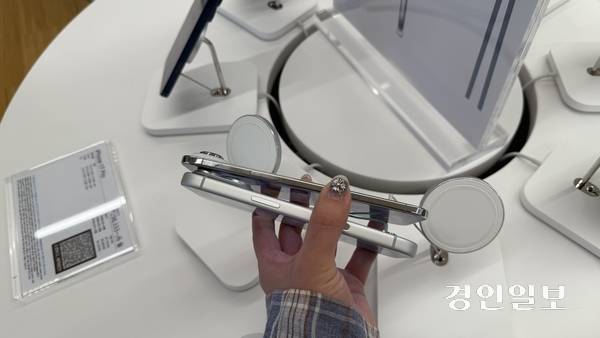 19일 애플의 신형 스마트폰 ‘아이폰 17’ 시리즈가 국내 정식됐다. 일반 모델을 제외하고는 전작보다 카메라 섬(범프)가 가로로 넓어진 게 돋보인다. 사진은 아이폰 17 프로 모델(아래)와 아이폰 에어(위). 2025.9.19 /윤혜경기자 hyegyung@kyeongin.com