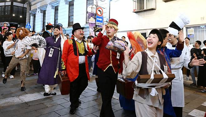 ▲ 인천 중구 개항장 문화지구 일원에서 열린 '2025 인천개항장 국가유산 야행' 2차 행사에 참석한 시민들이 축제를 즐기고 있다. 인천의 역사와 국가유산을 현대적 콘텐츠로 재해석한 대표적인 야간 문화축제 2차 야행은 내년 하반기 '제물포구' 출범을 앞두고 '아듀, 중구'를 주제로, 중구와의 이별을 기념하는 특별 프로그램을 선보였다. /양진수기자 photosmith@incheonilbo.com