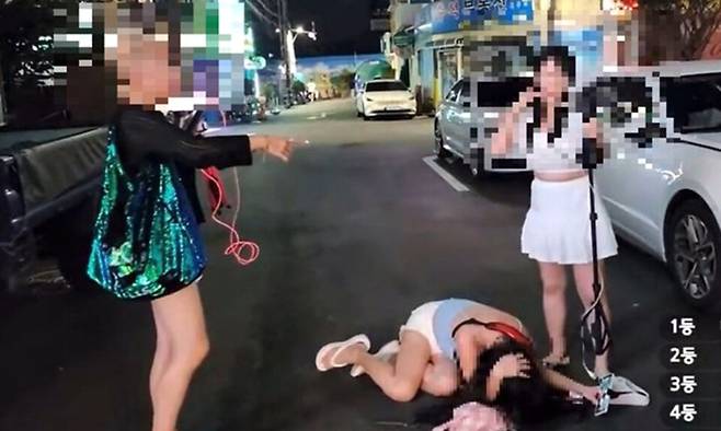 ▲ 2년 전 부천역 인근에서 인터넷 생방송 도중 동료 얼굴을 향해 포크를 휘둘러 다치게 한 20대가 경찰에 붙잡혔다. 사진은 포크에 찔린 유튜버(가운데)가 쓰러져 있는 모습./ 온라인 커뮤니티 캡처&nbsp;