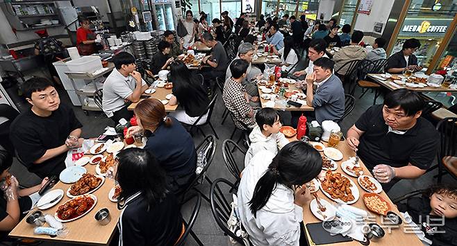 '2025 수원 통닭거리 축제' 첫날인 19일 통닭거리의 한 통닭집에서 시민들이 함께하고 있다. 김경민기자
