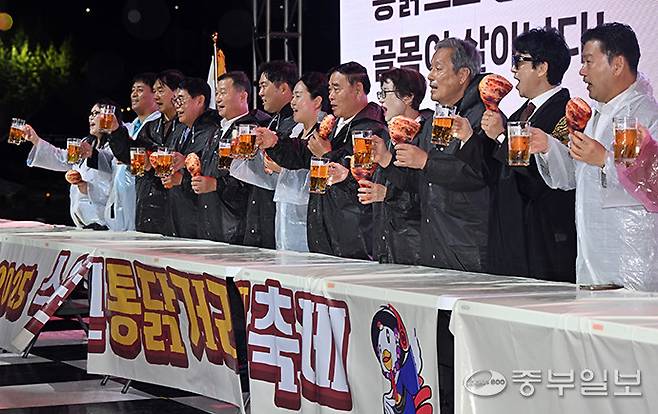 '2025 수원 통닭거리 축제' 첫날인 19일 오후 수원 화성행궁 광장에서 내빈들이 무대에 올라 통닭 모형과 맥주잔을 들고 "통닭으로 통하면 골목이 살아난다"는 구호를 외치고 있다. 김경민기자