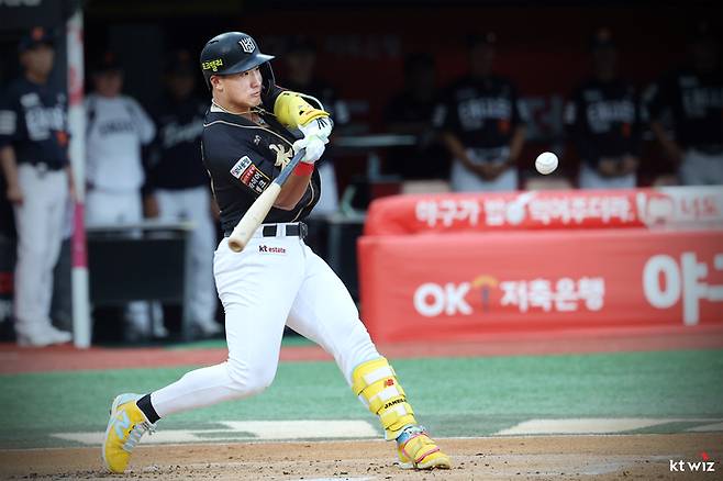 20일 수원케이티위즈파크에서 열린 KBO리그 한화 이글스와의 홈 경기서 KT 안현민이 한화 폰세의 공을 받아치고 있다. 사진=KT위즈
