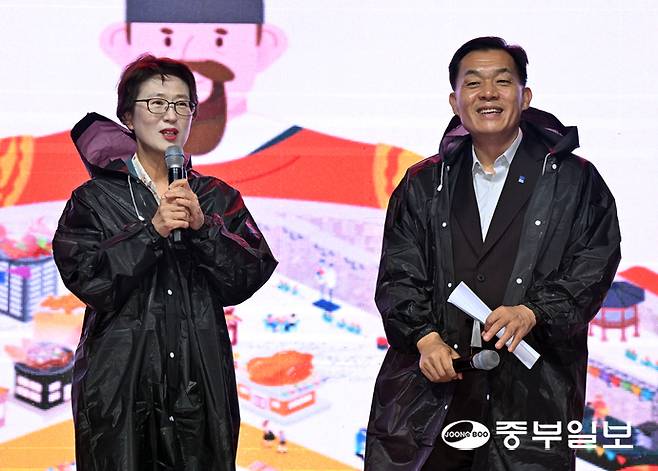 최윤정 중부일보 대표이사와 이재준 수원시장이 함께 축사를 하고 있다. 김경민기자