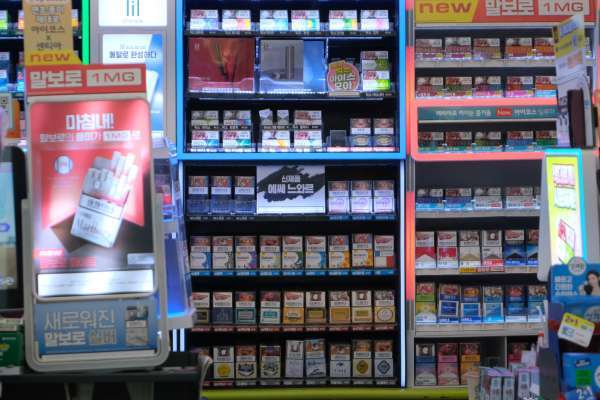 편의점 담배 진열대 모습