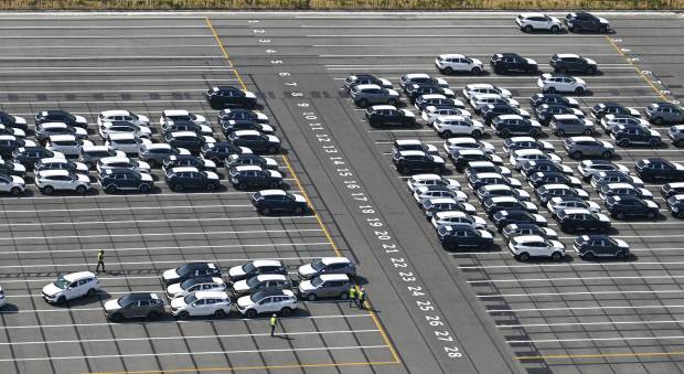 기아 노동조합이 올해 임금 및 단체협상 결렬에 따른 쟁의행위(파업)를 가결하면서 미국발 관세 악재를 겪고 있는 기아 오토랜드 광주의 근심이 깊어지고 있다. 기아 오토랜드광주에 완성된 차량이 대기하고 있다. <광주일보 자료사진>