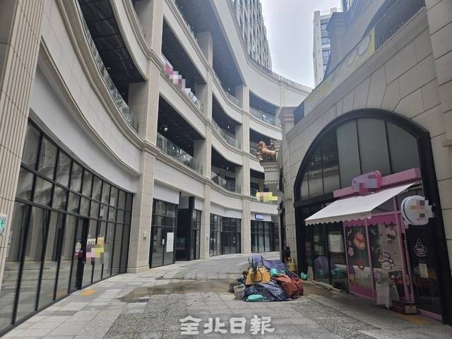 전주 에코시티의 한 대형상가 점포들이 임대자를 찾지 못해 비어있다. 김경수기자