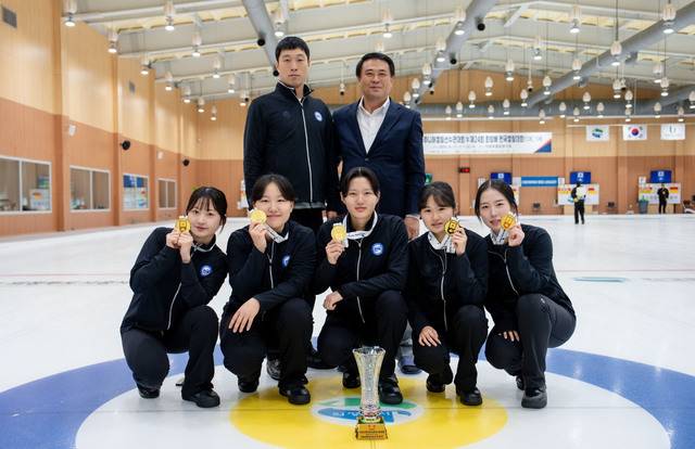 전북자치도청 여자 컬링팀이 '2025-2026 한국주니어컬링선수권대회'에서 우승을 차지하고 기념촬영을 하고 있다./사진제공=전북자치도컬링경기연맹