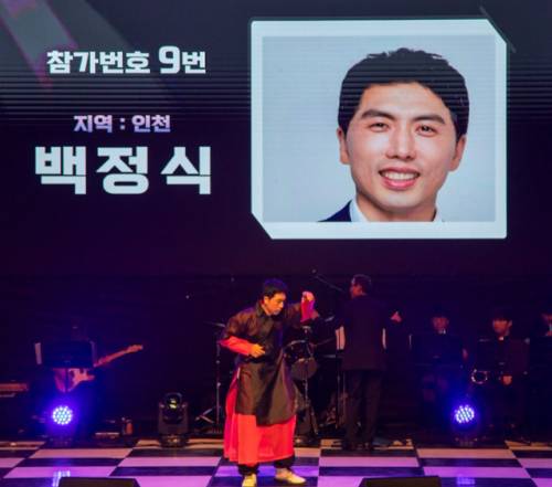 ◇지난 19일 춘천문화예술회관에서 열린 춘천예총(회장:안광수) 주최 ‘제19회 소양강처녀가요제’에서 백정식(인천)씨가 대상을 수상했다.