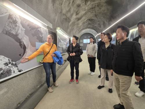 ◇육동한 춘천시장은 21일(현지 시간) 유럽 최대 수력 발전 댐이자 관광시설을 갖춘 스위스 그랑데디상스댐을 방문, 시설 현황을 살폈다. 스위스 발레=정윤호기자